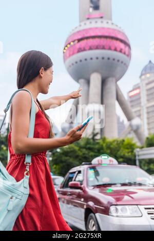 Hailing a Shanghai taxi cab using mobile phone app Stock Photo