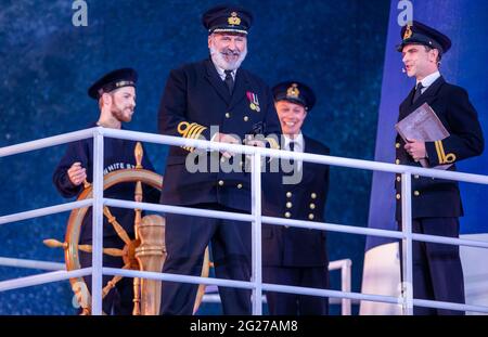 First officer murdoch titanic hi-res stock photography and images - Alamy