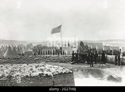 Union soldiers preparing to shoot cannons at Fort Richardson in Arlington, Virginia. Stock Photo