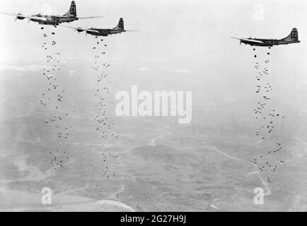 U.S. Air Force B-29 Superfortress bombers raining bombs on a target in Korea in 1951. Stock Photo