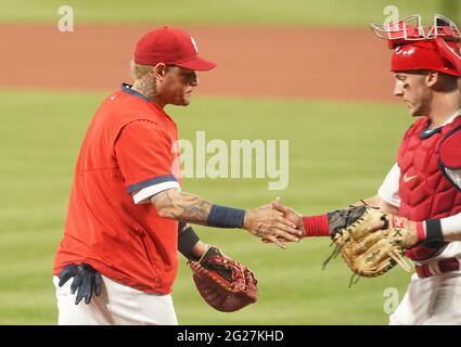 Yadier Molina throws out Madrigal, 05/25/2021