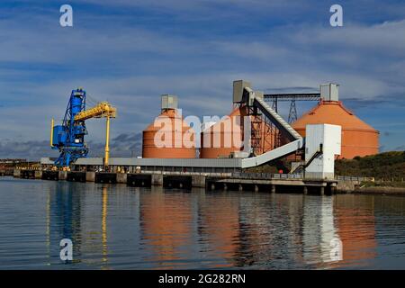 Concrete aluminium storage silos on the quay side at Blyth. The quay is on the river Blyth with the imported alumina taken by train to Fort William Stock Photo