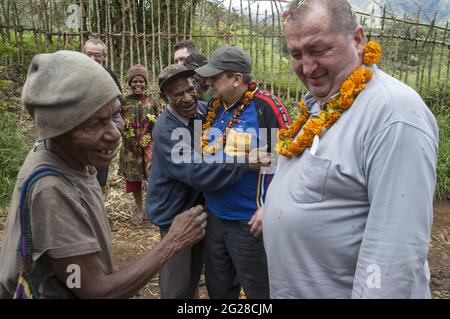 Papua New Guinea; Goroka - Namta; Greeting guests from Poland by the indigenous people at the parish border. Begrüßung der Gäste durch Ureinwohner Stock Photo