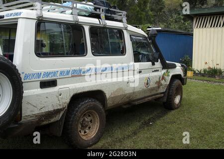 Papua New Guinea; Goroka, Namta; Muddy Toyota Land Cruiser J70 with roof rack. Autogepäckträger. Schlammiges Auto. Zabłocony samochód terenowy. 泥濘的越野車 Stock Photo