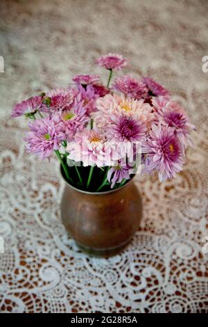 Blumenstrauß im Blumentopf auf dem Tisch