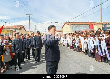 Xining, China's Qinghai Province. 8th June, 2021. Chinese President Xi Jinping, also general secretary of the Communist Party of China Central Committee and chairman of the Central Military Commission, waves to villagers while visiting a village of Shaliuhe Township in Gangcha County of Haibei Tibetan Autonomous Prefecture, northwest China's Qinghai Province, June 8, 2021. Xi made an inspection tour of Qinghai Province from Monday to Wednesday. Credit: Xie Huanchi/Xinhua/Alamy Live News Stock Photo