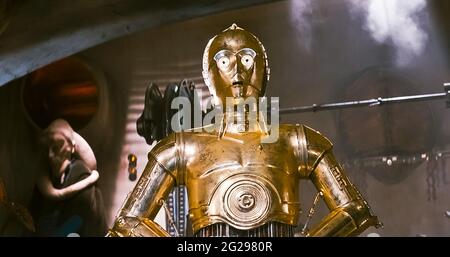 USA. Anthony Daniels as C-3PO in a scene from the (C)Twentieth Century Fox  film: Star Wars: Return of the Jedi (1983). Plot: After a daring mission to  rescue Han Solo from Jabba