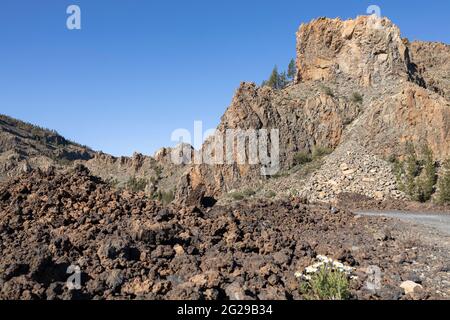 Solidified lava flow and huge cliff faces in the volcanic landscape of the Las Canadas del Teide National Park, Tenerife, Canary Islands, Spain Stock Photo