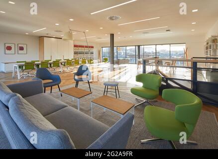 Open plan office on top floor. Pan Macmillan offices, London, United Kingdom. Architect: Neat Studio, 2019. Stock Photo