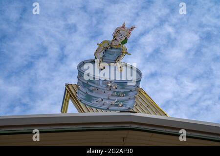Tucamcari, New Mexico - May 7, 2021: Old vintage neon sign for the Wash Lady, a laundromat along Route 66 Stock Photo