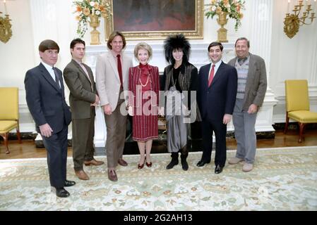 1985 . 30 october, White House, Washington , USA : The celebrated american future Female transgender CAITLYN JENNER ( William Bruce Jenner , born in 1949 ) when was young with NANCY REAGAN (wife of  President of United States RONAL REAGAN ) and: anctor TOM CRUISE ,singer CHER , painter ROBERT RAUCHENBERG with others two undentified . Jenner is today a Media personality , socialite , political candidate and retired Olympic gold medal-winning decathlete . Unknown photographer from White House Photographic Office .- HISTORY - FOTO STORICHE - personalità da giovane giovani - personality personalit Stock Photo