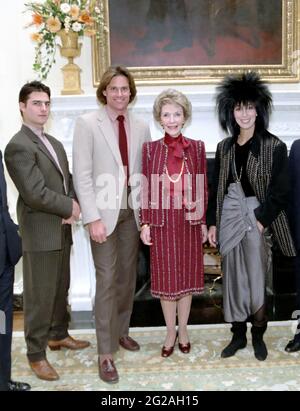 1985 . 30 october, White House, Washington , USA : The celebrated american future Female transgender CAITLYN JENNER ( William Bruce Jenner , born in 1949 ) when was young with NANCY REAGAN (wife of  President of United States RONAL REAGAN ) and: anctor TOM CRUISE and singer CHER . Jenner is today a Media personality , socialite , political candidate and retired Olympic gold medal-winning decathlete . Unknown photographer from White House Photographic Office .- HISTORY - FOTO STORICHE - personalità da giovane giovani - personality personalities when was young - SPORT - POLITICA - POLITICO - pol Stock Photo