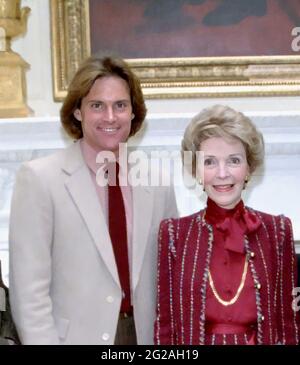 1985 . 30 october, White House, Washington , USA : The celebrated american future Female transgender CAITLYN JENNER ( William Bruce Jenner , born in 1949 ) when was young with NANCY REAGAN (wife of  President of United States RONAL REAGAN ), Lab School Honorees ,The State Dining Room at White Hose . Jenner is today a Media personality , socialite , political candidate and retired Olympic gold medal-winning decathlete . Unknown photographer from White House Photographic Office .- HISTORY - FOTO STORICHE - personalità da giovane giovani - personality personalities when was young - SPORT - POLITI Stock Photo