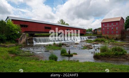 Bridgeton Covered Bridge over Big Raccoon Creek in Bridgeton, Parke County, Indiana, is a 2-span covered Burr arch-truss built by J.J. Daniels in 1868 Stock Photo