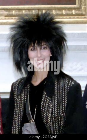 1985 , 30 october, White House, Washington , USA : The celebrated american Pop music singer and actress CHER ( born Cherilyn Sarkisian, 1946 ) during a meeting with NANCY REAGAN (wife of  President of United States RONAL REAGAN ) at White House  . Unknown photographer from White House Photographic Office .- HISTORY - FOTO STORICHE - smile - sorriso - POP MUSIC - cantante - MUSICA - ATTRICE - ACTRESS - MOVIE - CINEMA - wig - parrucca --- ARCHIVIO GBB Stock Photo