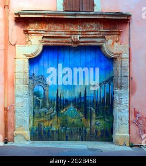 FRANCE, PROVENCE-ALPES-COTE D'AZUR. VAUCLUSE (84) ROUSSILLON , DOOR PAINTED Stock Photo