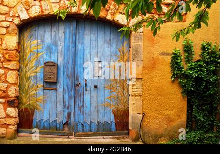 FRANCE, PROVENCE-ALPES-COTE D'AZUR. VAUCLUSE (84) ROUSSILLON, OLD DOOR Stock Photo