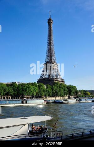 FRANCE, PARIS (75) 7TH ARRONDISSEMENT, THE TOUR EIFFEL AND QUAYS OF SEINE Stock Photo