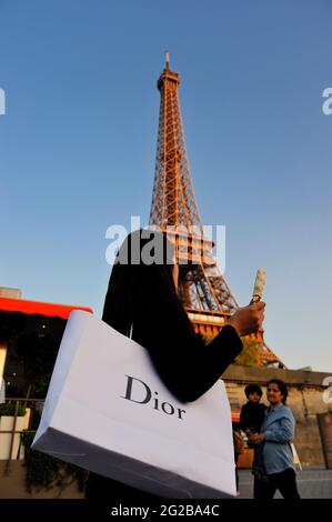 FRANCE, PARIS (75) 7TH ARRONDISSEMENT, CHENESE TOURIST IN FRONT OF TOUR EIFFEL Stock Photo