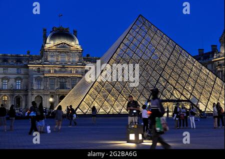 FRANCE, PARIS (75) 1ST ARRONDISSEMENT, THE LOUVRE MUSEUM AND THE PYRAMID AT NIGHT Stock Photo