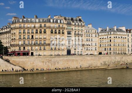 FRANCE, PARIS (75) 4TH ARRONDISSEMENT, THE QUAYS OF THE SEINE RIVER, ILE SAINT-LOUIS Stock Photo