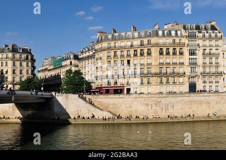 FRANCE, PARIS (75) 4TH ARRONDISSEMENT, THE QUAYS OF THE SEINE RIVER, ILE SAINT-LOUIS Stock Photo