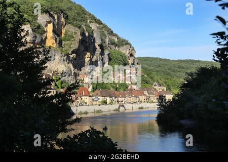 La Roque Gageac (south western France): village with houses on the side of the hill, on the banks of the Dordogne river Stock Photo