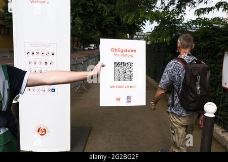 Sign at the entrance of a restaurant saying in French - Ouvert - meaning in  English - Open Stock Photo - Alamy