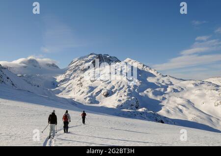 FRANCE. SAVOIE (73) MAURIENNE COUNTRY. THE SYBELLES SKIING AREA. VILLAGE OF SAINT-SORLIN-D'ARVES. OFF PISTE SKIING WITH A MOUNTAIN GUIDE FROM THE TOP Stock Photo