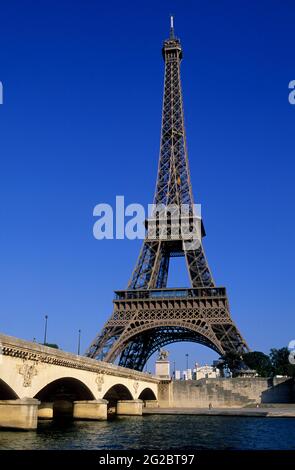 FRANCE. PARIS (75) 7 AND 16 TH ARR. TOUR EIFFEL AND IENA BRIDGE Stock Photo