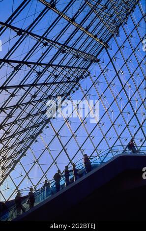 FRANCE. PARIS (75) 1 ST ARR. LOUVRE MUSEUM. THE PYRAMID ENTRANCE. IEOH MING PEI ARCHITECT Stock Photo