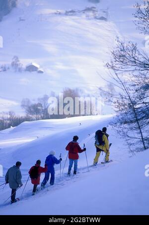 FRANCE. HAUTE-SAVOIE (74) VAL D'ARLY AND MONT-BLANC COUNTRY. MEGEVE SKI RESORT AND PRAZ-SUR-ARLY. SNOWSHOEING HIKING Stock Photo