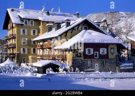 FRANCE. HAUTE-SAVOIE (74) VAL D'ARLY AND MONT-BLANC COUNTRY. MEGEVE SKI RESORT. LODGE PARK HOTEL Stock Photo