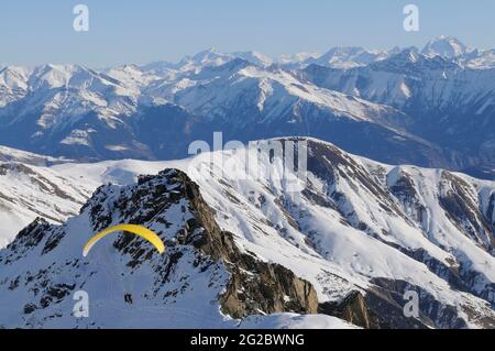 FRANCE. SAVOIE (73) MAURIENNE COUNTRY (THE SYBELLES SKIING AREA). SAINT-SORLIN-D'ARVES. PARAGLIDING Stock Photo