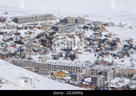 FRANCE. SAVOIE (73) MAURIENNE COUNTRY (THE SYBELLES SKIING AREA). LA TOUSSUIRE Stock Photo