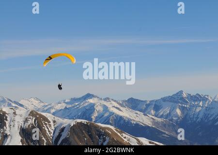 FRANCE. SAVOIE (73) MAURIENNE COUNTRY (THE SYBELLES SKIING AREA). SAINT-SORLIN-D'ARVES. PARAGLIDING Stock Photo