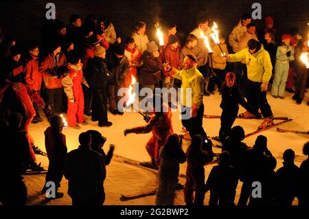 FRANCE. SAVOIE (73) MAURIENNE COUNTRY (THE SYBELLES SKIING AREA). SAINT-SORLIN-D'ARVES. TOURISTS ARRIVAL FEAST Stock Photo