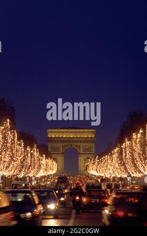 FRANCE. PARIS (75) 8E ARR. ILLUMINATED CHIRSTMAS DECORATIONS ON AVENUE DES CHAMPS ELYSEES (THE ARC DE TRIOMPHE IN THE BACKGROUND) Stock Photo