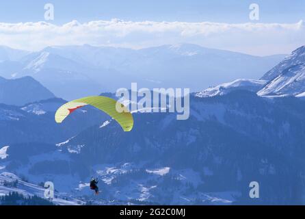 FRANCE, SAVOIE (73) VAL D'ARLY, ESPACE DIAMANT SKIING AREA, PARAGLIDING FROM THE TOP OF THE SLOPES OF PRAZ-SUR-ARLY (74) TO GO TO NOTRE-DAME-DE-BELLEC Stock Photo