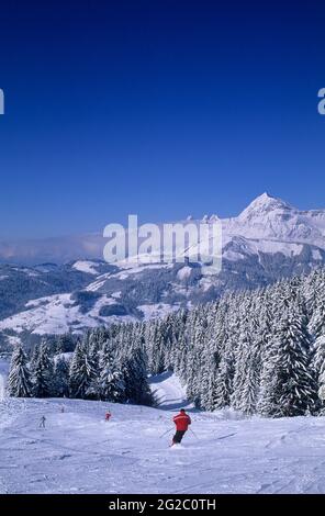 FRANCE, SAVOIE (73) VAL D'ARLY, ESPACE DIAMANT SKIING AREA, CREST-VOLAND SKI RESORT, IN THE BACKGROUND THE ARAVIS MOUNTAINS AND THE MONT-CHARVIN 2410 Stock Photo