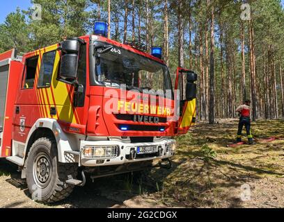09 June 2021, Brandenburg, Wünsdorf: A fire engine of the fire brigade stands by a fire in a pine forest near Wünsdorf. With the rising temperatures, the danger of forest fires has increased in Brandenburg. Photo: Patrick Pleul/dpa-Zentralbild/ZB Stock Photo