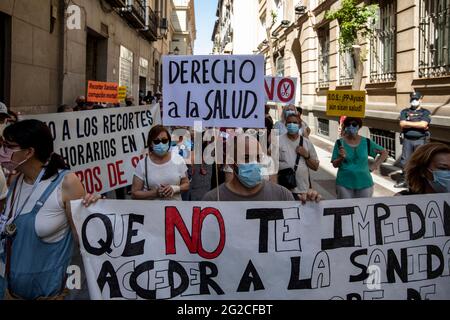 Madrid, Spain. 10th June, 2021. Protesters holding placards and a banner while shouting slogans during the demonstration.A group of protesters gathered outside the Ministry of Health to demonstrate against the closures of health centres and primary care services. (Photo by Guillermo Gutierrez Carrascal/SOPA Images/Sipa USA) Credit: Sipa USA/Alamy Live News Stock Photo