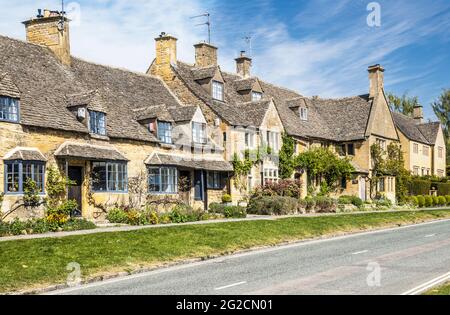 A row of pretty stone cottages in the Cotswold town of Broadway in Worcestershire. Stock Photo