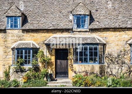 A pretty stone cottage in the Cotswold town of Broadway in Worcestershire. Stock Photo