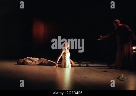 l-r: David Tennant (Romeo - lying dead), Alexandra Gilbreath (Juliet), Des McAleer (Friar Lawrence) in ROMEO AND JULIET by Shakespeare at the Royal Shakespeare Company (RSC), Royal Shakespeare Theatre, Stratford-upon-Avon  05/07/2000  music: Stephen Warbeck  design: Tom Piper  lighting: Chris Davey  fights: Terry King  movement: Liz Ranken  director: Michael Boyd Stock Photo