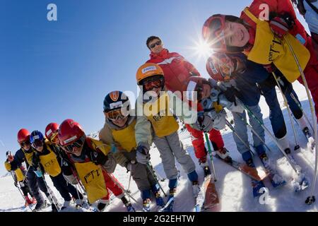 FRANCE. ALPES-MARITIMES (06) SKI CLASS NEAR GREOLIERES LES NEIGES VILLAGE Stock Photo