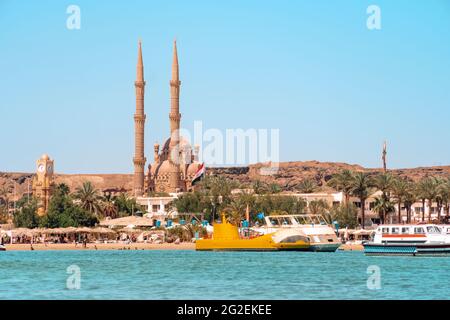 anorama of the Old Market with the Al Sahaba Mosque in Sharm El Sheikh. Exotic cityscape with modern Muslim temple in Arabic architectural style. Blue Stock Photo