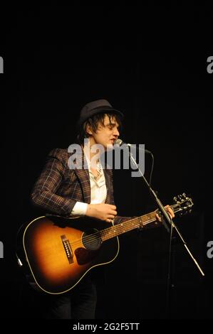 Pete Doherty on stage Wulfrun Hall Wolverhampton Stock Photo