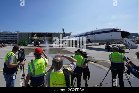 11 June 2021, Hamburg: Journalists follow the dismantling of a Boeing 707-430. One of Lufthansa's oldest jet aircraft has been being dismantled in Hamburg since Friday. After removing the interior, a special company began sawing apart the Boeing 707-430 with the registration D-ABOD. The industrial auction house Dechow wants to auction off as many individual parts of the traditional aircraft as possible in September, together with the parts of an aircraft of the same type that was disassembled in Berlin-Tegel a few weeks ago. (to dpa 'A good 60-year-old Boeing 707 is being dismantled in Hamburg Stock Photo