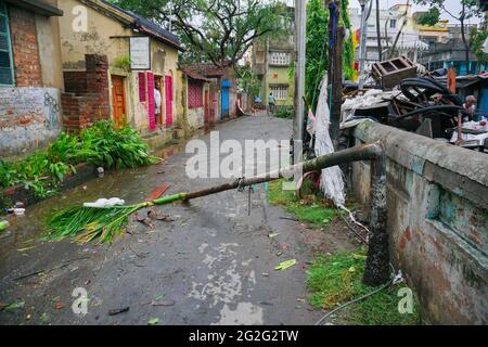 Howrah, West Bengal, India - 21st May 2020 : Super cyclone Amphan broke a roadside tree which fell and blocked road. Stock Photo